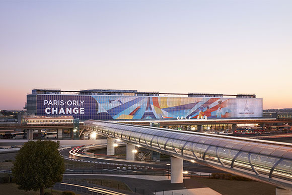 Ray Oranges’ maxi-installation at Paris-Orly airport for Groupe ADP