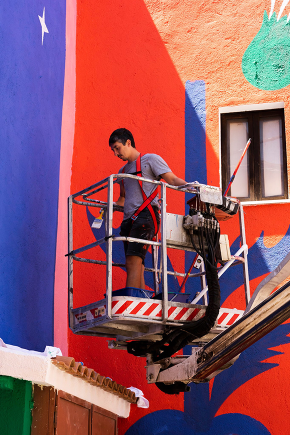 Agostino Iacurci signs a new colourful mural in Italy for Borgo Universo Festival