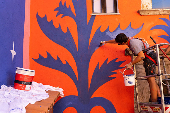 Agostino Iacurci signs a new colourful mural in Italy for Borgo Universo Festival